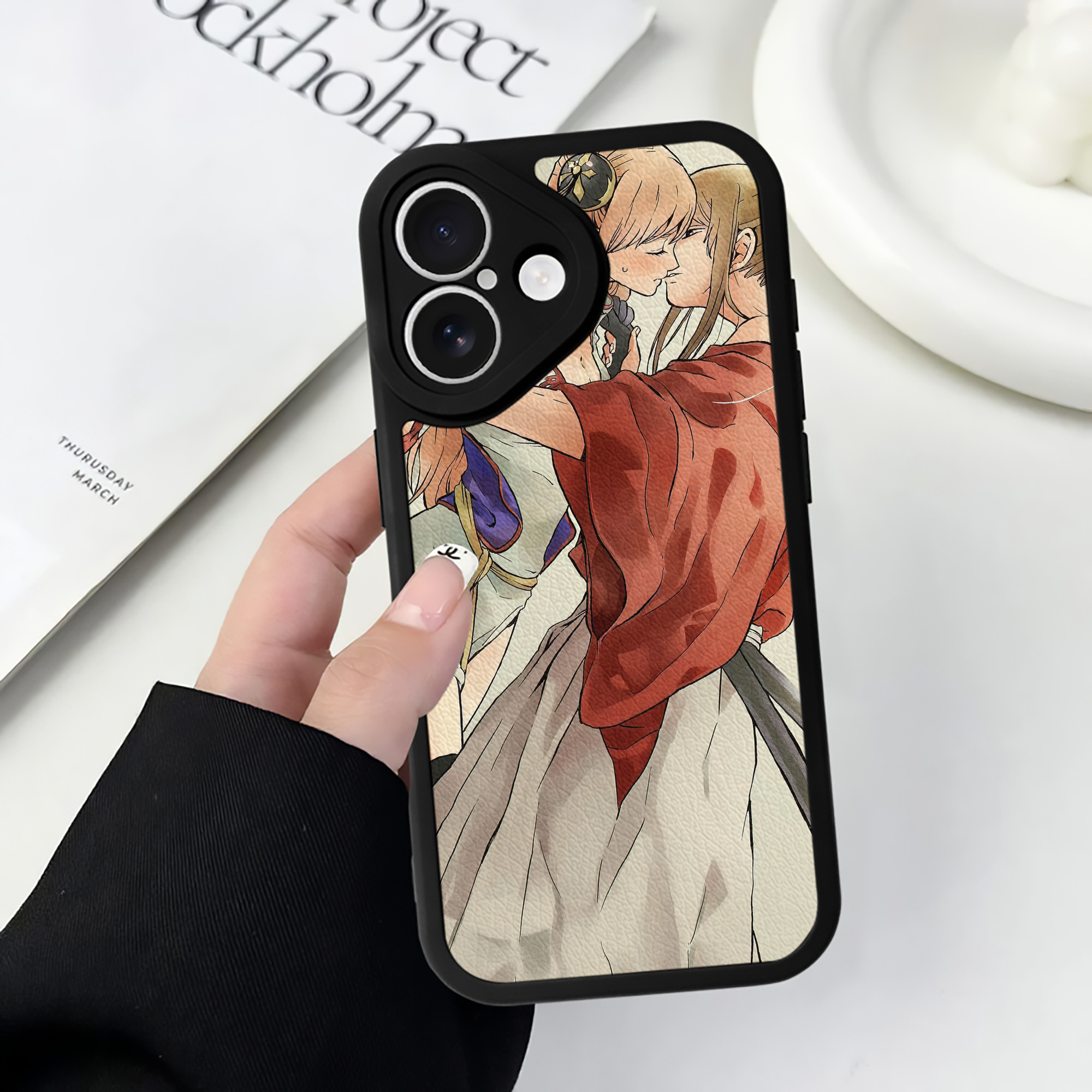 （画像用） ぎんたま 坂田銀時（さかたぎんとき） 神楽 志村新八（しむら しんぱち） GINTAMA Sakata Gintoki Kagura Shimura Shinpachi 【iPhone 16シリーズ対応】シリコンスマホケース（レザー調） 材質：シリコン